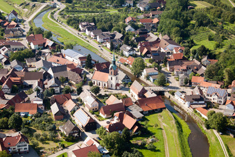 Stadtteil Erlach mit der katholischen Pfarrkirche St. Anastasius und heiligen Edith Stein am Rench in Renchen im Bundesland Baden-Württemberg, Deutschland