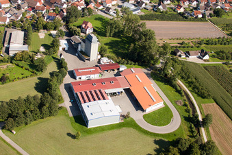 Gebäude und Produktionshallen auf dem Werksgelände Kraewa GmbH Umformtechnik im Ortsteil Erlach in Renchen im Bundesland Baden-Württemberg, Deutschland