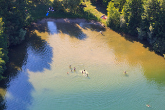 Badende im Baggersee Max-Jordan-See im Ortsteil Urloffen in Appenweier im Bundesland Baden-Württemberg, Deutschland