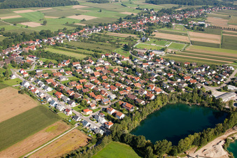 Dorf an den See- Uferbereichen des Risisee im Ortsteil Gamshurst in Achern im Bundesland Baden-Württemberg, Deutschland