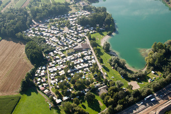 Campingplatz und Uferbereiche am Sandstrand des Freibades Achernsee in Achern im Ortsteil Großweier im Bundesland Baden-Württemberg, Deutschland
