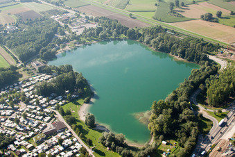 Campingplatz und bewaldete Uferbereiche am Sandstrand des Freibades Achernsee in Achern im Ortsteil Großweier im Bundesland Baden-Württemberg, Deutschland
