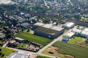 Gebäude und Produktionshallen auf dem Werksgelände Muffenrohr GmbH in Ottersweier im Ortsteil Hatzenweier im Bundesland Baden-Württemberg, Deutschland aus der Luft