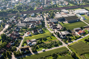 Drohnenaufname von Gebäude und Produktionshallen auf dem Werksgelände Muffenrohr GmbH in Ottersweier im Ortsteil Hatzenweier im Bundesland Baden-Württemberg, Deutschland