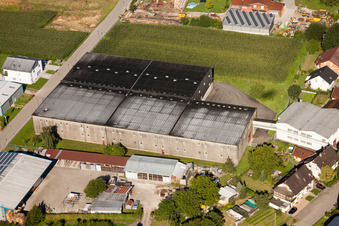 Gebäude und Produktionshallen auf dem Werksgelände Muffenrohr GmbH in Ottersweier im Ortsteil Hatzenweier im Bundesland Baden-Württemberg, Deutschland aus der Vogelperspektive