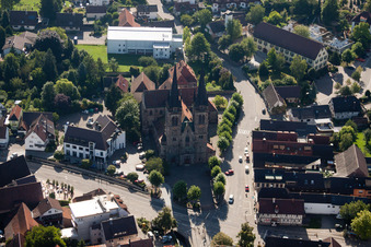 Luftbild von Kirchengebäude der Katholische Pfarrkirche St. Johannes in Ottersweier im Ortsteil Weier im Bundesland Baden-Württemberg, Deutschland
