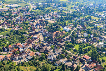 Ortsmitte aus Nordwesten mit Kirche St. Johannes im Ortsteil Weier in Ottersweier im Bundesland Baden-Württemberg, Deutschland