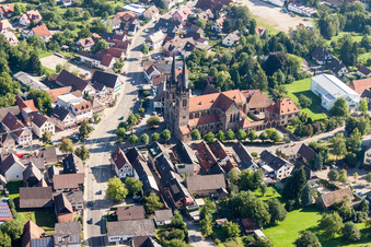 Schrägluftbild von Kirchengebäude der Katholische Pfarrkirche St. Johannes in Ottersweier im Ortsteil Weier im Bundesland Baden-Württemberg, Deutschland