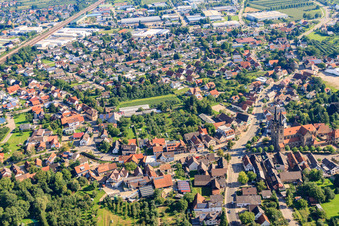 Eisenbahnstraße Hautpstraße mit Kirche St. Johannes im Ortsteil Weier in Ottersweier im Bundesland Baden-Württemberg, Deutschland