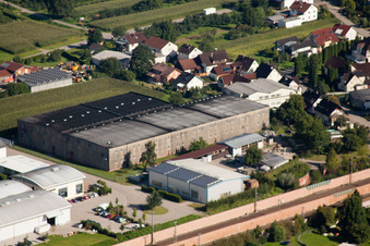 Gebäude und Produktionshallen auf dem Werksgelände Muffenrohr GmbH in Ottersweier im Ortsteil Hatzenweier im Bundesland Baden-Württemberg, Deutschland von der Drohne aus gesehen