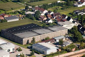 Luftaufnahme von Gebäude und Produktionshallen auf dem Werksgelände Muffenrohr GmbH in Ottersweier im Ortsteil Hatzenweier im Bundesland Baden-Württemberg, Deutschland