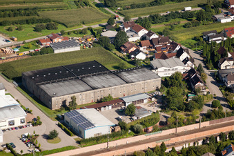 Gebäude und Produktionshallen auf dem Werksgelände Muffenrohr GmbH in Ottersweier im Ortsteil Hatzenweier im Bundesland Baden-Württemberg, Deutschland aus der Luft