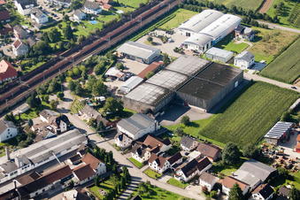 Gebäude und Produktionshallen auf dem Werksgelände Muffenrohr GmbH in Ottersweier im Ortsteil Hatzenweier im Bundesland Baden-Württemberg, Deutschland von einer Drohne aus