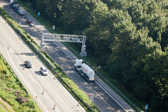 Autobahn- Mautbrücke an der A5 in Bühl im Ortsteil Weitenung im Bundesland Baden-Württemberg, Deutschland