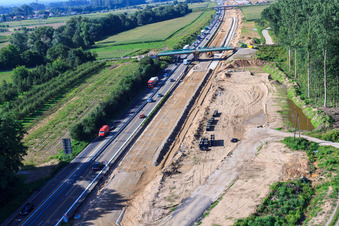 Baustelle auf der A5 vor der Raststätte Bühl im Ortsteil Weitenung im Bundesland Baden-Württemberg, Deutschland