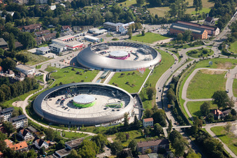 Das Ufo ähnliche Gebäude des Einkaufszentrum Shopping Cité der ECE Centermanagement GmbH in Baden-Baden im Ortsteil Oos im Bundesland Baden-Württemberg, Deutschland von oben gesehen