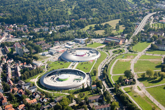 Das Ufo ähnliche Gebäude des Einkaufszentrum Shopping Cité der ECE Centermanagement GmbH in Baden-Baden im Ortsteil Oos im Bundesland Baden-Württemberg, Deutschland vom Flugzeug aus