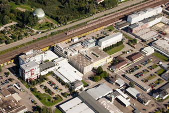 Luftbild von Gebäude und Produktionshallen auf dem Werksgelände Biologische Heilmittel Heel GmbH Dr.-Reckeweg-Straße im Ortsteil Oos in Baden-Baden im Bundesland Baden-Württemberg, Deutschland