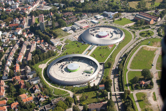 Das Ufo ähnliche Gebäude des Einkaufszentrum Shopping Cité der ECE Centermanagement GmbH in Baden-Baden im Ortsteil Oos im Bundesland Baden-Württemberg, Deutschland aus der Vogelperspektive