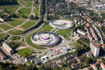 Das Ufo ähnliche Gebäude des Einkaufszentrum Shopping Cité der ECE Centermanagement GmbH in Baden-Baden im Ortsteil Oos im Bundesland Baden-Württemberg, Deutschland aus der Drohnenperspektive
