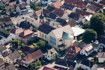 Kirchengebäude von St. Bartholomäus im Dorfkern im Ortsteil Haueneberstein in Baden-Baden im Bundesland Baden-Württemberg, Deutschland