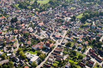Ortsansicht der Straßen und Häuser der Wohngebiete im Ortsteil Haueneberstein in Baden-Baden im Bundesland Baden-Württemberg, Deutschland