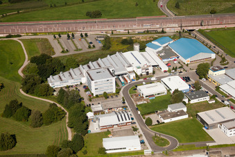 Tische und Sitzbänke der Freiluft- Gaststätten Rantastic GmbH Kleinkunstbühnen & Eventgastronomie im Ortsteil Haueneberstein in Baden-Baden im Bundesland Baden-Württemberg, Deutschland