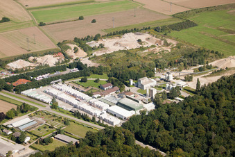 Schrägluftbild von Gebäude und Produktionshallen auf dem Werksgelände der Heidelberger Kalksandstein GmbH - Werk Durmersheim in Durmersheim im Bundesland Baden-Württemberg, Deutschland