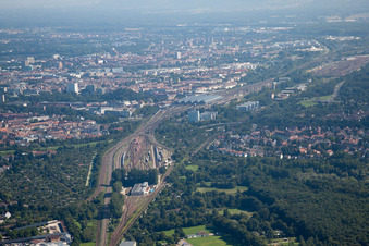 Luftbild von Gleisverlauf und Gebäude des Hauptbahnhofes der Deutschen Bahn in Karlsruhe im Ortsteil Südweststadt im Bundesland Baden-Württemberg, Deutschland