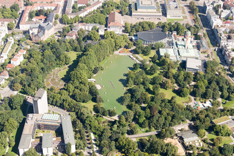 Zoogelände am Tierpark Zoologischer Stadtgarten mit Bootsgondeln auf dem See im Ortsteil Südweststadt in Karlsruhe im Bundesland Baden-Württemberg, Deutschland