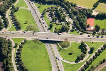 Straßenkreuzung B10 mit Ettlinger Allee in Karlsruhe im Ortsteil Weiherfeld-Dammerstock im Bundesland Baden-Württemberg, Deutschland