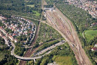Schrägluftbild von Verlauf der Bahngleise über dem Edeltrud Tunnel der Südtangente die Straße B10 verläuft durch den Tunnel im Ortsteil Beiertheim - Bulach in Karlsruhe im Ortsteil Beiertheim-Bulach im Bundesland Baden-Württemberg, Deutschland