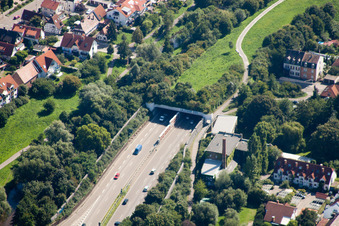 Ein- und Ausfahrt des Edeltrud Tunnel der Südtangente die Straße B10 verläuft durch den Tunnel im Ortsteil Beiertheim - Bulach in Karlsruhe im Ortsteil Beiertheim-Bulach im Bundesland Baden-Württemberg, Deutschland aus der Luft betrachtet
