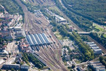 Gleisverlauf und Gebäude des Hauptbahnhofes der Deutschen Bahn in Karlsruhe im Ortsteil Südweststadt im Bundesland Baden-Württemberg, Deutschland von oben gesehen