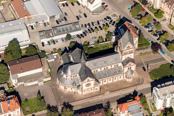 Kirchenturm und Turm- Dach am Kirchengebäude der katholischen Kirche St. Bonifatius im Ortsteil Weststadt in Karlsruhe im Bundesland Baden-Württemberg, Deutschland