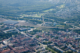Gleisverlauf und Gebäude des Hauptbahnhofes der Deutschen Bahn in Karlsruhe im Ortsteil Südweststadt im Bundesland Baden-Württemberg, Deutschland aus der Vogelperspektive