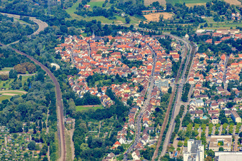 Rheinbrückenstraße von Osten im Ortsteil Knielingen in Karlsruhe im Bundesland Baden-Württemberg, Deutschland