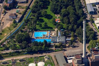 Sonnenbad am Heizkraftwerk West im Ortsteil Mühlburg in Karlsruhe im Bundesland Baden-Württemberg, Deutschland
