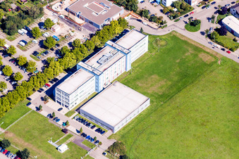 Gebäude und Produktionshallen auf dem Werksgelände nt-trading im Ortsteil Knielingen in Karlsruhe im Bundesland Baden-Württemberg, Deutschland