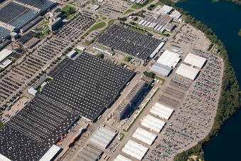 Montagehallen und Abstellflächen für neue LKW-Zugfahrzeuge der Daimler Automobilwerke in Wörth am Rhein im Bundesland Rheinland-Pfalz, Deutschland