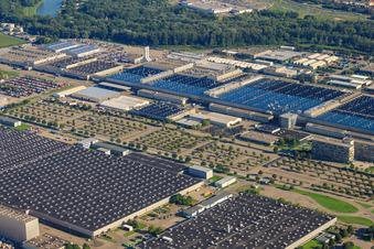 Daimler LKW-Werk von Nordwesten in Wörth am Rhein im Bundesland Rheinland-Pfalz, Deutschland