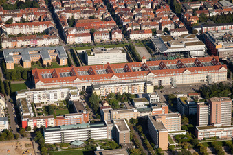 Museums- Gebäude- Ensemble ZKM Zentrum für Kunst und Medien in Karlsruhe im Ortsteil Südweststadt im Bundesland Baden-Württemberg, Deutschland