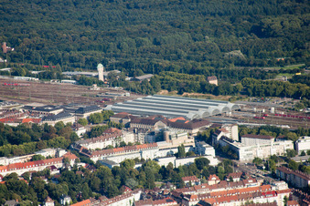 Drohnenaufname von Gleisverlauf und Gebäude des Hauptbahnhofes der Deutschen Bahn in Karlsruhe im Ortsteil Südweststadt im Bundesland Baden-Württemberg, Deutschland