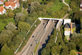 Ein- und Ausfahrt des Edeltrud Tunnel der Südtangente die Straße B10 verläuft durch den Tunnel im Ortsteil Beiertheim - Bulach in Karlsruhe im Ortsteil Beiertheim-Bulach im Bundesland Baden-Württemberg, Deutschland von oben