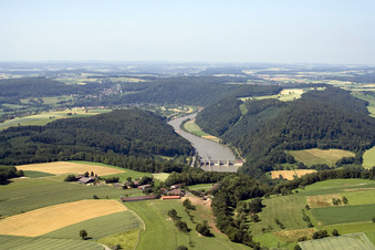 Neckar-Schleuse im Ortsteil Guttenbach in Neckargerach im Bundesland Baden-Württemberg, Deutschland