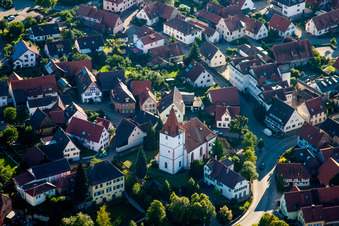 Kirchengebäude der Ev. Kirche in Ellmendingen in der Dorfmitte im Ortsteil Ellmendingen in Keltern im Bundesland Baden-Württemberg, Deutschland