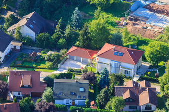 Schrägluftbild von Winzerstr im Ortsteil Ellmendingen in Keltern im Bundesland Baden-Württemberg, Deutschland