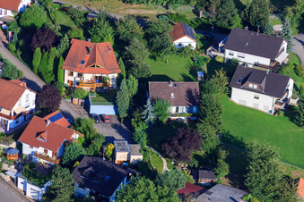 Schrägluftbild von Bergstr im Ortsteil Ellmendingen in Keltern im Bundesland Baden-Württemberg, Deutschland