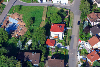 Winzerstr im Ortsteil Ellmendingen in Keltern im Bundesland Baden-Württemberg, Deutschland von der Drohne aus gesehen