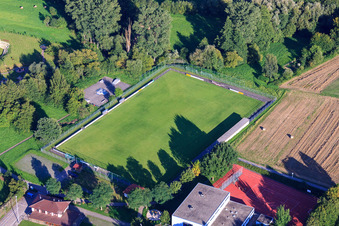 Luftaufnahme von Sportplätze des TuS Elmendingen e.V im Ortsteil Ellmendingen in Keltern im Bundesland Baden-Württemberg, Deutschland